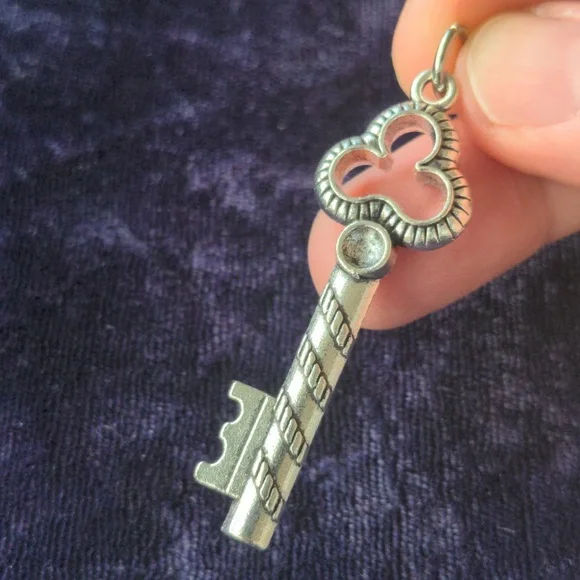 New Silver Color Key Pendant - Picture 2 of 5